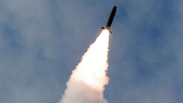 Senyum Kim Jong-un Pantau Latihan Militer Korea Utara