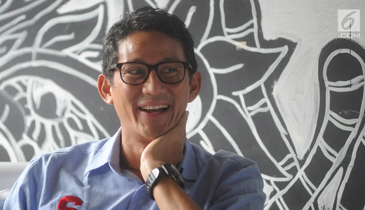 Cawapres 02 Sandiaga Uno saat meninjau kegiatan relawan dari Ruang Sandi yang sedang meng-input form C1 hasil pencoblosan di Insomniak Caffe and Lounge di Jalan Tarumanegara, Ciputat Timur, Tangerang Selatan, Kamis (25/4). (merdeka.com/Arie Basuki)