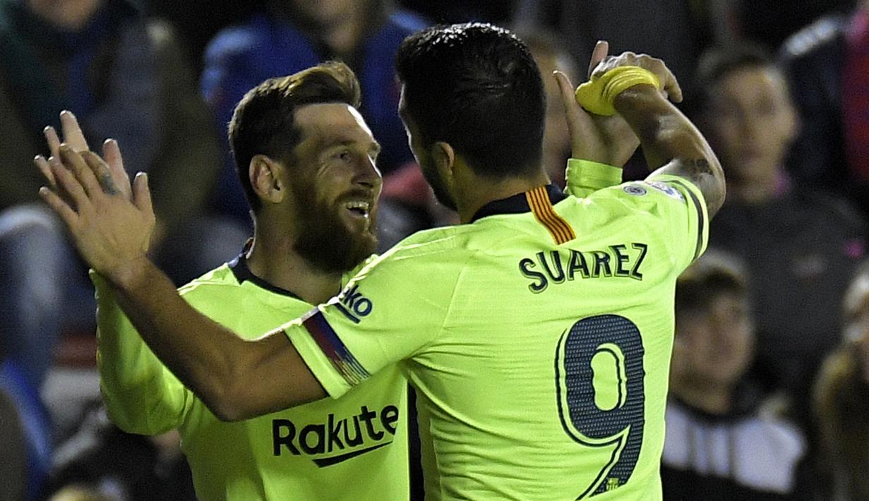 Gelandang Barcelona, Lonel Messi bersama Luis Suarez, merayakan gol ke gawang Levante  pada laga La Liga di Stadion Ciutat de Valencia, Valencia, Minggu (16/12). Levante kalah 0-5 dari Barcelona. (AFP/Jose Jordan)