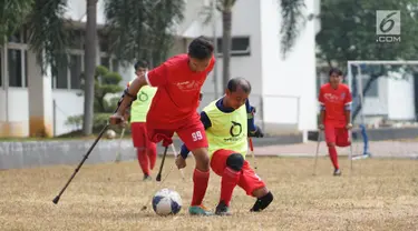 Tim Garuda Indonesia Amputee Football (INAF) mengikuti sesi latihan di kawasan Pesanggrahan, Jakarta, Sabtu (3/8/2019). Latihan tersebut digelar untuk persiapan laga uji coba menghadapi salah satu tim sepak bola amputasi di Inggris dan Jepang pada tahun 2020 nanti. (Liputan6.com/Immanuel Antonius)