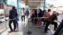 Calon penumpang menunggu bus Transjakarta di Halte Terminal Blok M, Jakarta, Senin (12/6). Unjuk Rasa yang di lakukan pegawai Transjakarta hari ini membuat pelayanan di sejumlah Halte Transjakarta terganggu. (Liputan6.com/Johan Tallo)