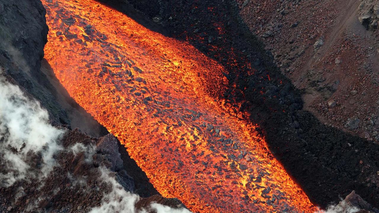 FOTO: Semburan Lava Pijar Warnai Erupsi Piton de la Fournais