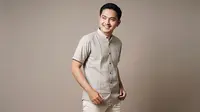 7 Inspirasi Model Kemeja Batik Lengan Pendek Pria Terbaru, Bikin Penampilan Tidak Membosankan di Berbagai Momen