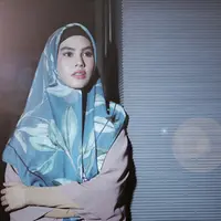 Kartika Putri menceritakan kisah hijrahnya. Ia bersyukur segera mendapatkan hidayah. (Foto: Deki Prayoga, Busana:  @8wood, Hijab by @hijabtoday, Stylist: Indah, DI: Muhammad Iqbal Nurfajri/Bintang.com)