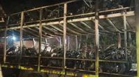 Truk pengangkut 46 sepeda motor terbakar