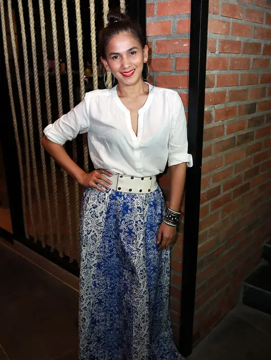 Sebagai orang yang dituakan di keluarga besarnya, tradisi membagikan angpao (tunjangan hari raya) kepada keponakannya menjadi kegiatan rutin saat Hari Lebaran tiba. (Deki Prayoga/Bintang.com)