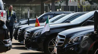 Puluhan mobil mewah untuk delegasi peserta peringatan Konferensi Asia-Afrika (KAA) telah disiapkan di halaman parkir depan Balai Sidang Jakarta Convention Center (JCC), Jakarta, Senin (20/4/2015). (Liputan6.com/Herman Zakharia)