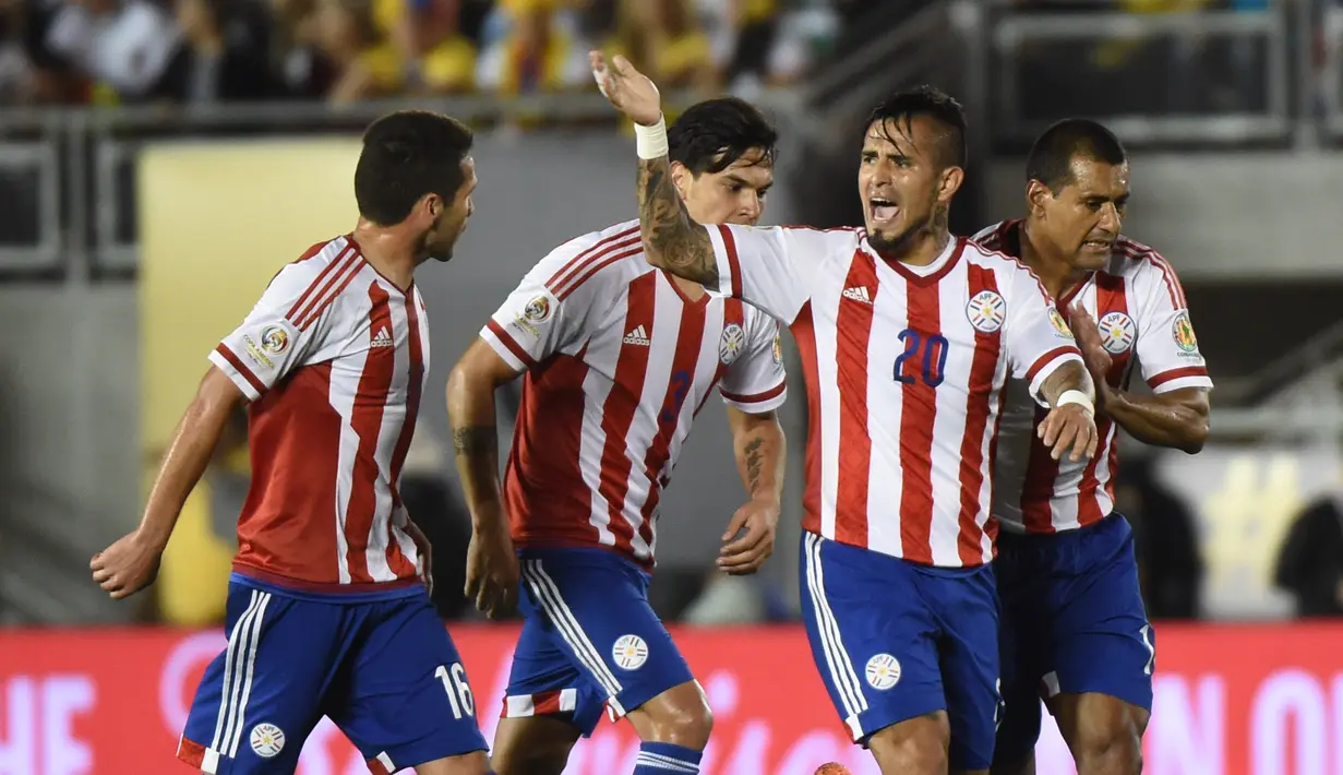 Para pemain Paraguay merayakan gol Victor Hugo Ayala (kanan) saat melawan Kolombia pada laga penyisihan grup A Copa America Centenario 2016 di Stadion Rose Bowl, Pasadena, AS, (8/6/2016) WIB. (AFP/Mark Ralston)