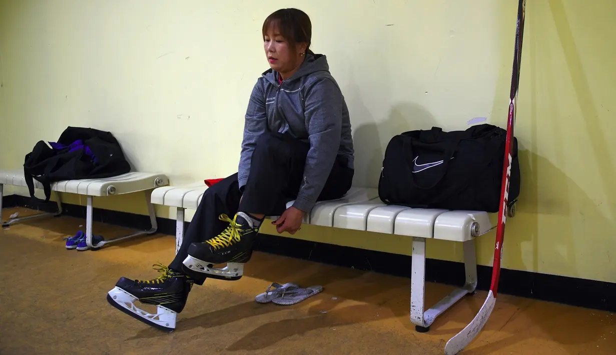 Mantan atlet hoki es Korut, Hwangbo Young bersiap melatih anak-anak selama kelas hoki es gelanggang es di Seoul (4/4). Hwangbo Young menjadi pemain hoki es ketika berusia 12 tahun di Korea Utara. (AFP Photo / Jung Yeon-Je)