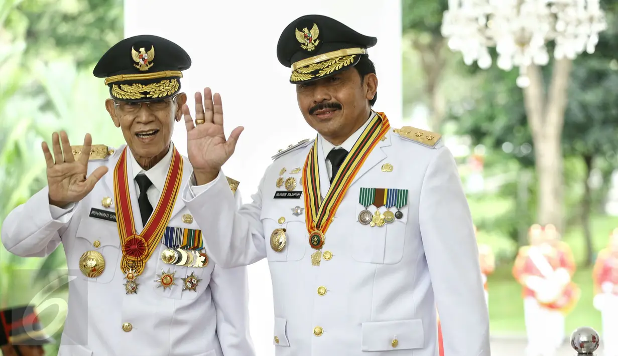 Gubernur Kepulauan Riau, Muhammad Sani dan wakilnya, Nurdin Basirun, berpose saat acara pelantikan gubernur dan wakil gubernur masa jabatan tahun 2016-2021 di Istana Merdeka, Jakarta, Jumat (12/2 ).(Liputan6.com/Faizal Fanani)