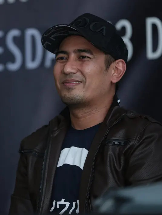 "Gue tetap membela negara gue lah, Indonesia. Skornya 2-1 buat Indonesia. Harus menang, optimis. Dukungan dari bangsa sendiri," ujar Rio Febrian, di Hotel Century Park, Senayan, Jakarta Pusat, Selasa (13/12/2016). (Deki Prayoga/Bintang.com)