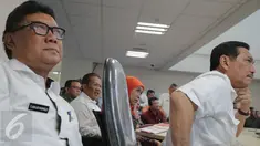 Mendagri Tjahjo Kumolo (kiri) dan Menkopolkuham Luhut B Panjaitan saat memimpin video conference dengan pejabat Riau dan Palembang terkait penanganan bencana asap di Graha BNPB, Jakarta, Rabu (28/10). (Liputan6.com/Faizal Fanani)
