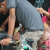 Seorang pria menangis usai kerabatnya meninggal setelah gempa bumi di Pidie Jaya, Aceh, Rabu (7/12). Menurut pejabat setempat, setidaknya 52 orang tewas dan ratusan terluka setelah gempa kuat melanda provinsi Aceh tersebut. (AFP PHOTO/Chaideer Mahyuddin)