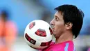 Aksi bintang Barcelona Lionel Messi dalam sesi latihan tur ke Cina pada 6 Agustus 2010.AFP PHOTO/Peter PARKS