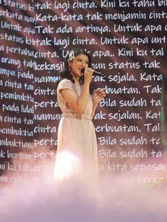 Juara 2 Indonesian Idol ini memang selalu tampil menawan. Lagu barunya yang berjudul Maafkan Aku #TerlanjurMencinta berhasil trending di YouTube cukup lama. Bahkan video musiknya telah ditonton hingga 23 juta kali. (Liputan6.com/IG/@tiaraandini)