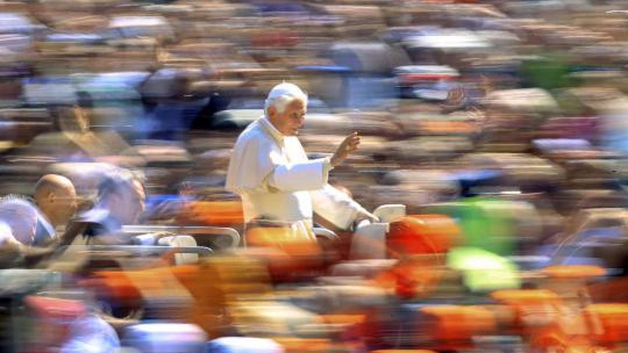 Paus Benediktus XVI mengundurkan diri