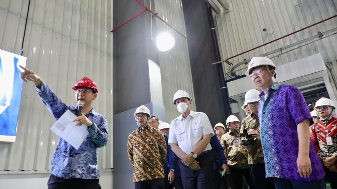 Menko Luhut meresmikan dimulainya fase pertama produksi dan rencana ekspansi fasilitas katoda Lithium Iron Phosphate (LFP) oleh PT LBM Energi Baru Indonesia.