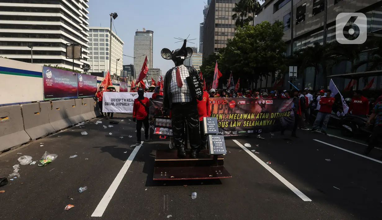 Tak hanya itu, peserta aksi juga membawa patung tikus besar untuk menggambarkan rezim yang hanya memikirkan keuntungan segelintir pihak tanpa memperhatikan rakyat. (Liputan6.com/Johan Tallo)