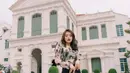 Kombinasi stylish nan unik dari blouse berbahan lace bercorak dengan black tube top dan flare pants, stunning!(Instagram/cindykarmoko).