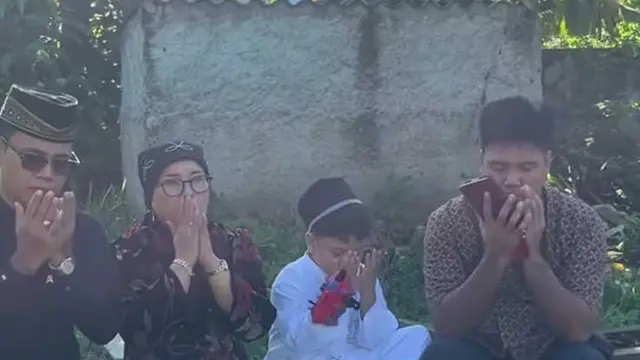 Momen Gala Sky Ziarah ke Makam Orang Tua/ Instagram @galaasky