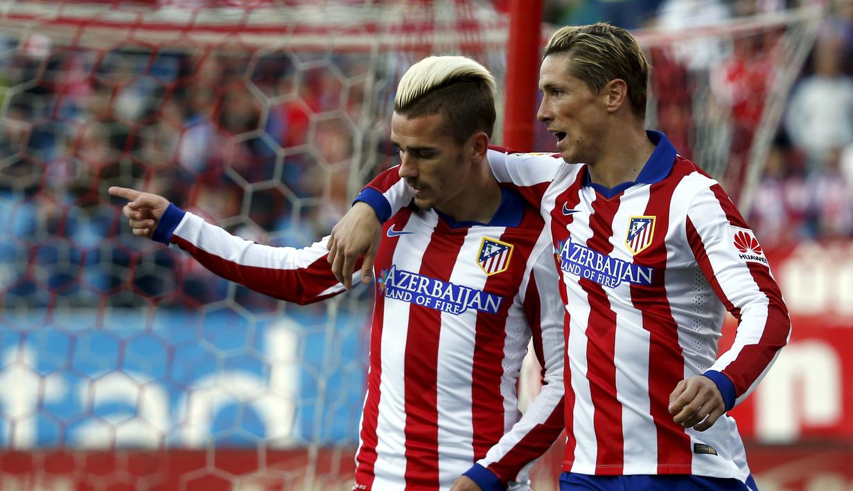Antoine Griezmann berselebrasi bersama Fernando Torres usai mencetak gol ke gawang Real Sociedad di Stadion Vicente Calderon, (8/4/2015).  (REUTERS/Susana Vera)