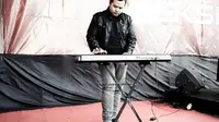 Rixx Dadali, keyboardis band Dadali (https://www.instagram.com/p/y3XwcNQpAS/)