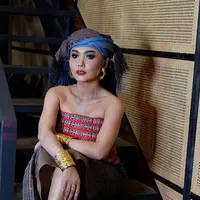 "Dan saya tampil apa adanya kog bu, gak dimuda-mudain dan gak dipakein sarung tangan biar gak keliatan kalo keriput. Sayaaa santaaaai bangeeet dengan keriput saya....Malah ibu yang kurang santai liatnyaaaa heheeeee," jawab Yuni. (Instagram/yunishara36)