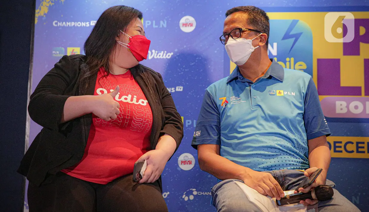 VP of Content Vidio Eva Stephanie Kurnia dan Executive Vice President Komunikasi Korporat dan CSR PLN, Agung Murdifi saat konferensi pers Proliga 2022 di Jakarta, Selasa (21/12/2021). kompetisi Proliga akan berlangsung pada 7 Januari hingga 22 Maret 2022. (Liputan6.com/Faizal Fanani)