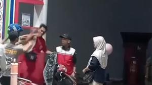 Petugas SPBU dan Pemotor Adu Jotos Saat Antrean BBM di Maros