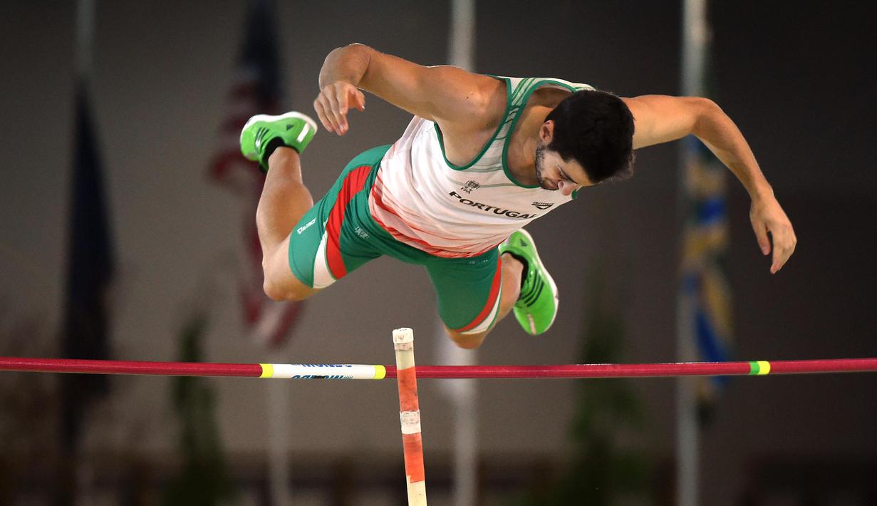 Atlet Lompat Galah Portugal, Samuel Remedios beraksi pada sesi  Pole Vault- Heptathlon di Kejuaraan  IAAF World Indoor Athletic Championships, Portland, Oregon, Sabtu (19/3/2016). (AFP/Mark Ralston)