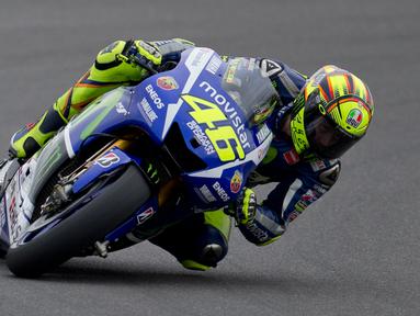 Valentino Rossi sedang latihan bebas pertama di Sirkuit Termas de Río Hondo, Jumat (17/4/2015) malam WIB. (AP Photo/Natacha Pisarenko)