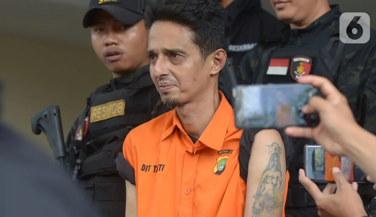 Tersangka kasus pencabulan berkedok pengobatan alternatif dihadirkan dalam gelar perkara di Polda Metro Jaya, Jakarta, Jumat (20/12/2019). Polisi membekuk satu tersangka berinisial HA beserta barang bukti. (merdeka.com/Imam Buhori)
