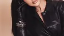 Wajahnya dipulas dengan gothic eye makeup dan full lips bernuansa nude yang flawless [@tasyafarasya]