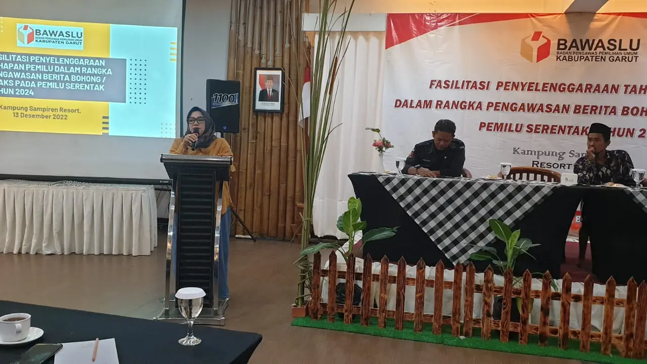 Ketua Bawaslu Kabupaten Garut Ipa Hafsiah Yakin, dalam Sosialisasi Pengawasan Berita Bohong Menghadapi tahun Politik 2024, Selasa (13/12/2022). (Liputan6.com/Jayadi Supriadin)