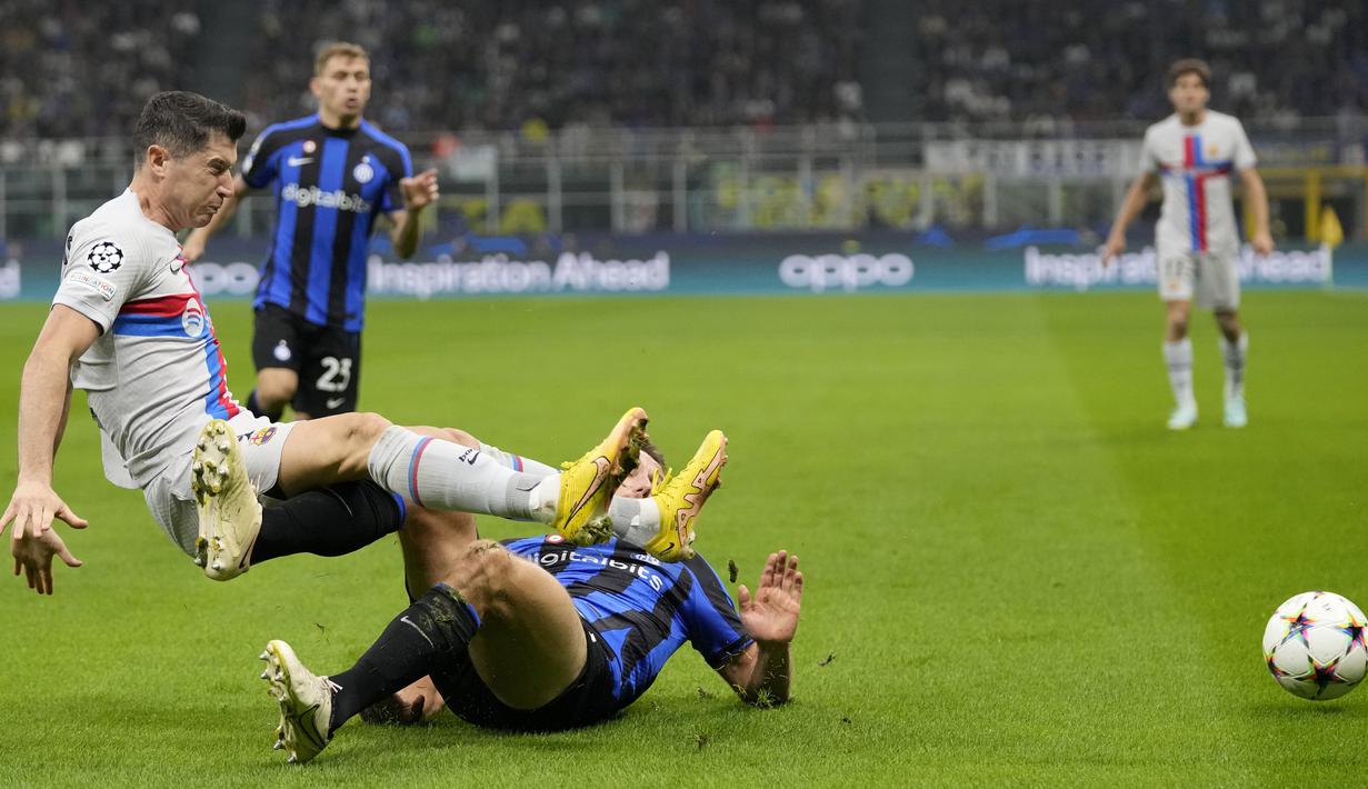 Bek Inter Milan Stefan de Vrij berebut bola melawan penyerang Barcelona Robert Lewandowski pada matchday ketiga Grup C Liga Champions 2022/2023 di Giuseppe Meazaa, Rabu dini hari WIB (5/10/2022). Kemenangan penting ini membuat posisi Inter Milan naik ke urutan 2 klasemen sementara Grup C dengan raihan 6 poin dari 3 laga. (AP Photo/Antonio Calanni)