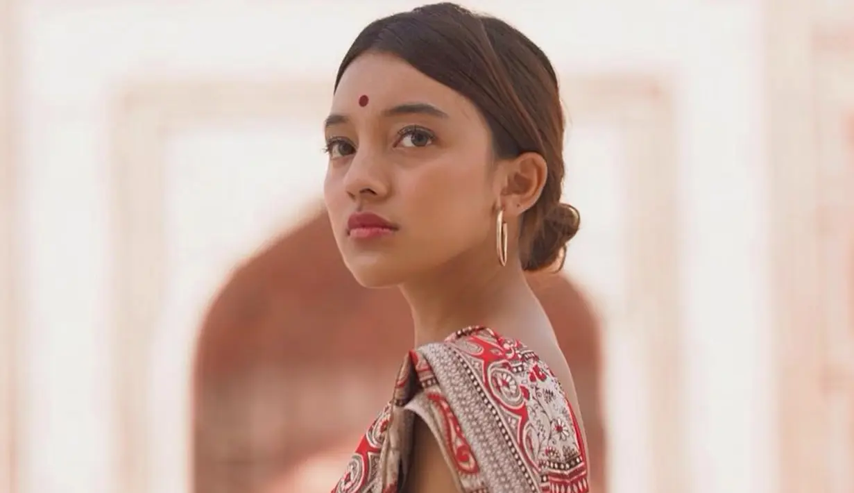 Nadia Soekarno kerap kali berpenampilan seksi dan stylish saat liburan.Salah satunya penampilannya saat dalam balutan pakaian khas India saat mengunjungi Taj Mahal. Jurnalis 24 tahun ini tampak anggun dengan gaya rambut simpel.(Liputan6.com/IG/@nadiasoekarno)