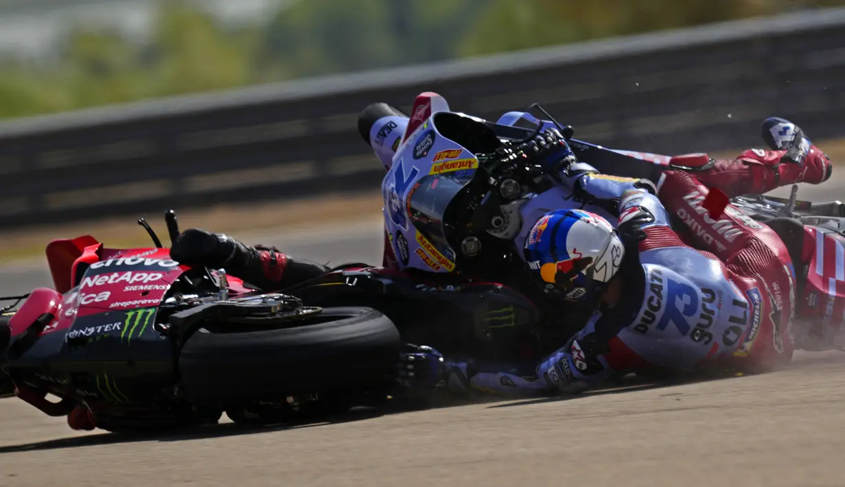 Pembalap Ducati, Francesco Bagnaia (kiri) dan pembalap Gresini Racing, Alex Marquez terjatuh saat terlibat insiden tabrakan saat MotoGP Aragon 2024 yang berlangsung di Sirkuit MotorLand Aragaon, Alcaniz, Spanyol, Minggu (01/09/2024). (AP Photo/Jose Breton)