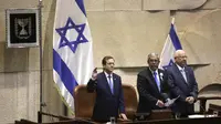 Presiden terpilih Israel Isaac Herzog (kiri), Ketua Knesset, Mickey Levi (tengah) dan Presiden Israel Reuven Rivlin saat upacara pelantikan di Knesset di Yerusalem, Rabu, 7 Juli 2021. (AP Photo/Sebastian Scheiner)