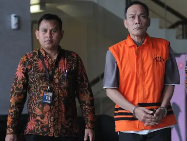 Tersangka kasus dugaan korupsi di PN Balikpapan tahun 2018, Kayat (tengah) meninggalkan gedung KPK usai diperiksa di Jakarta, Rabu (24/7/2019). Kayat diperiksa sebagai tersangka terkait menerima suap untuk membebaskan terdakwa kasus pemalsuan surat atas nama Sudarman. (merdeka.com/Dwi Narwoko)