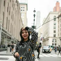 Perdana ikut New York Fashion Week, penampilan Zee JKT48 dengan outfit kasual mencuri perhatian. (Instagram/erigostrore).