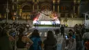 Fans mencoba untuk melihat sekilas selebriti yang tiba untuk MET Gala di luar Metropolitan Museum of Art di New York (13/9/2021). Tema tahun 2021 adalah "In America: A Lexicon of Fashion." (AFP/Eduardo Munoz)