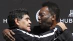 (9/6/2016) - Dua legenda sepakbola, Diego Maradona (kiri) dan Pele, berfoto dalam acara pertandingan sepakbola yang diselenggarakan oleh produsen jam tangan mewah, Hublot di Jardin du Palais Royal, Paris, Prancis. (AFP/Patrick Kovarik)