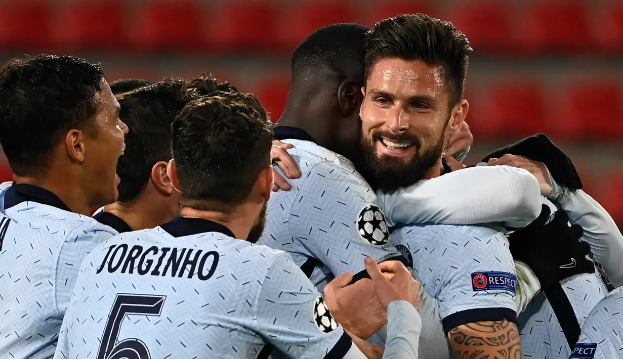 Striker Chelsea, Olivier Giroud, merayakan gol kemenangan bersama rekan-rekannya dalam laga lanjutan Liga Champions 2020/21 melawan Rennes di Roazhon Park Stadium, Rennes, Rabu (25/11/2020). Chelsea menang 2-1 atas Rennes. (AFP/Damien Meyer)