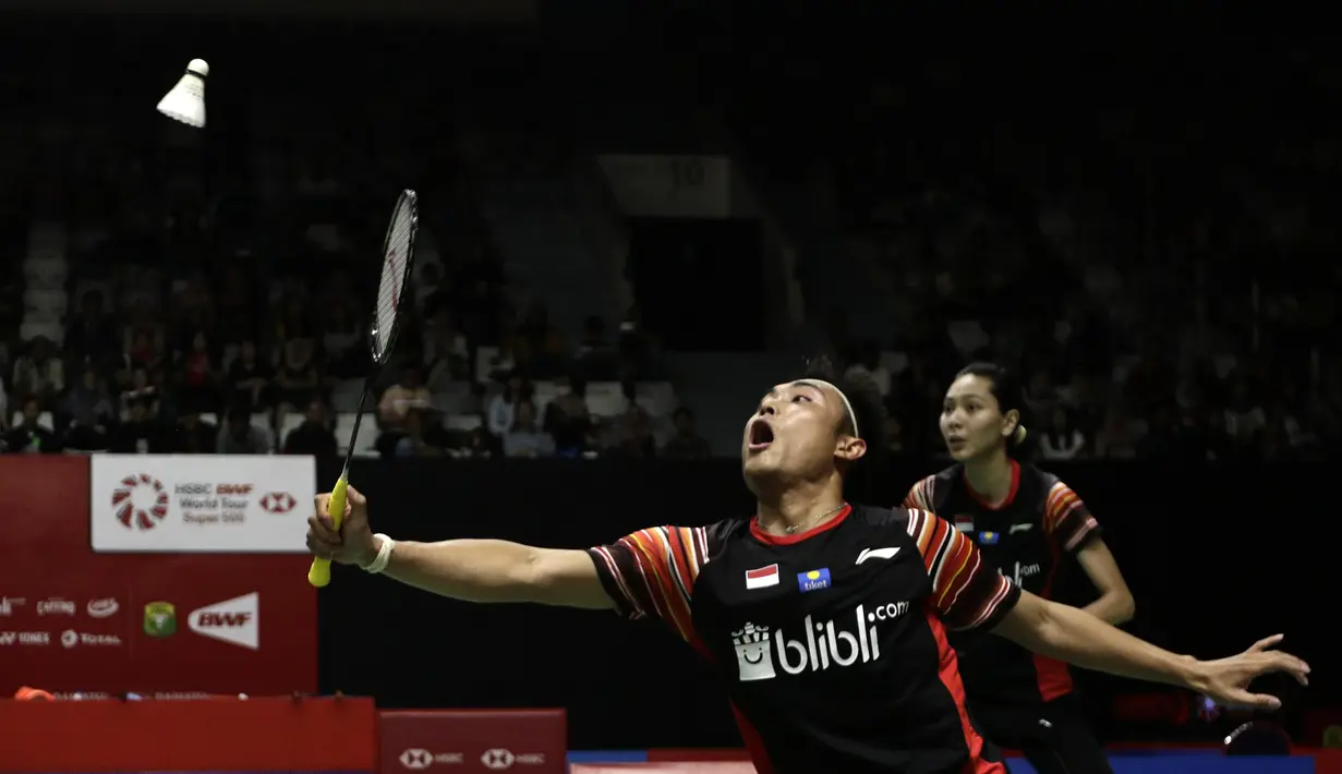 Ganda campuran Indonesia, Hafiz Faizal, memukul kok saat menghadapi ganda China, Zheng Si Wei/Huang Ya Qiong pada laga Indonesia Masters 2020 di Istora Senayan, Jakarta, Selasa (14/1). Hafiz/Gloria kalah 14-21, 13-21. (Bola.com/Yoppy Renato)