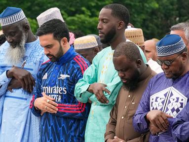 Gaya unik ditampilkan Wali Kota New York, Zohran Mamdani saat mengikuti salat Idul Adha pada Rabu (27/05/2026) waktu setempat. (AP Photo/Richard Drew)