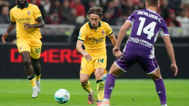 Luka Modric dari AC Milan melewati Hans Nicolussi Caviglia dari Fiorentina