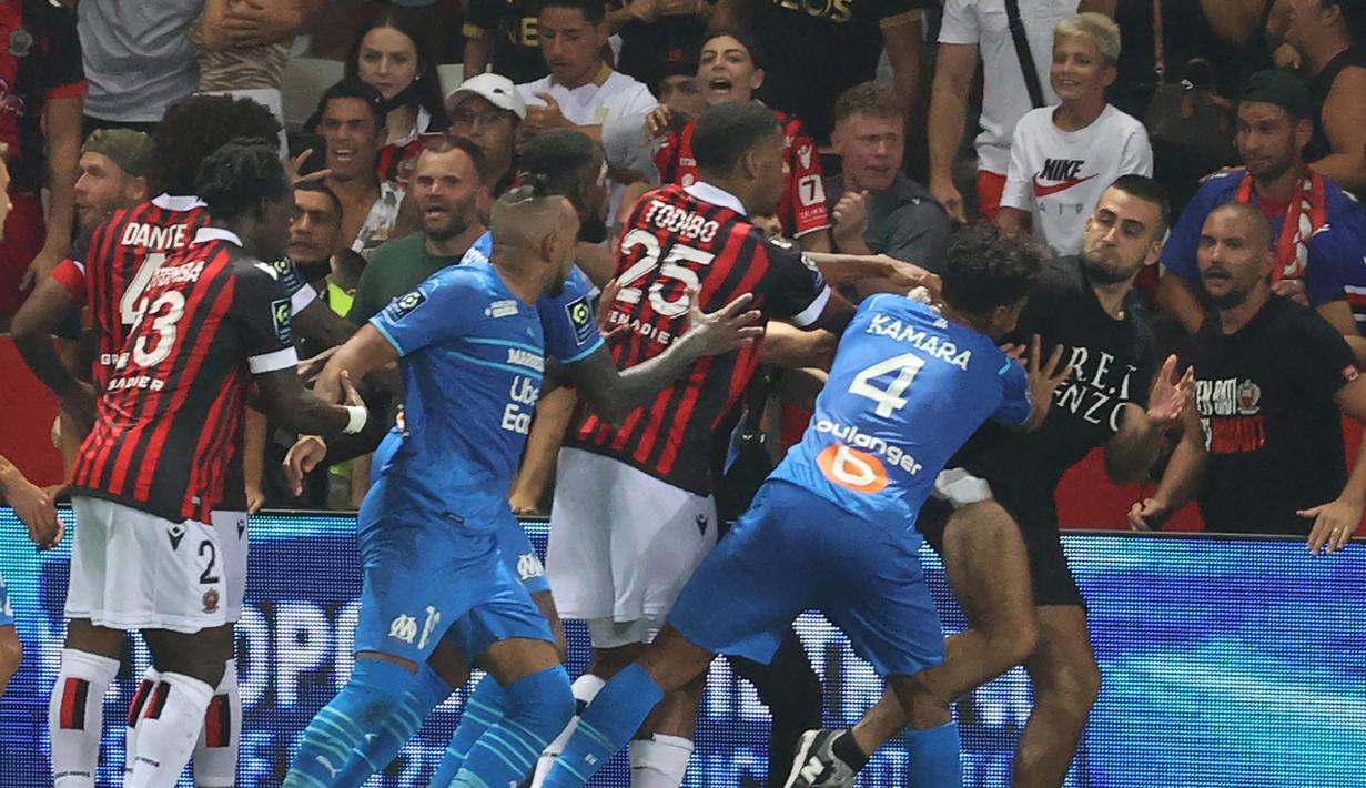 Laga Liga Prancis pada pekan ketiga antara tuan rumah Nice menghadapi Marseille yang digelar di Allianz Riviera Stadium, Senin (23/8/2021) dini hari WIB terpaksa dihentikan pada menit ke-77 akibat terjadinya kerusuhan antara suporter dengan pemain. (Foto: AFP/Valery Hache)