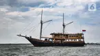 Kapal Augustine Phinisi saat bersandar di kawasan Ancol, Jakarta, Selasa (23/3/2021). Augustine Phinisi merupakan kapal phinisi kayu liveaboard yang dibuat secara tradisional. (merdeka.com/Iqbal S. Nugroho)