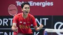 Selebrasi atlet bulutangkis tunggal putra Indonesia, Anthony Ginting usai mengalahkan wakil China dalam final Piala Thomas 2020 yang berlangsung di Denmark, Minggu (17/10/2021). (AFP/Ritzau Scanpix/Claus Fisker)