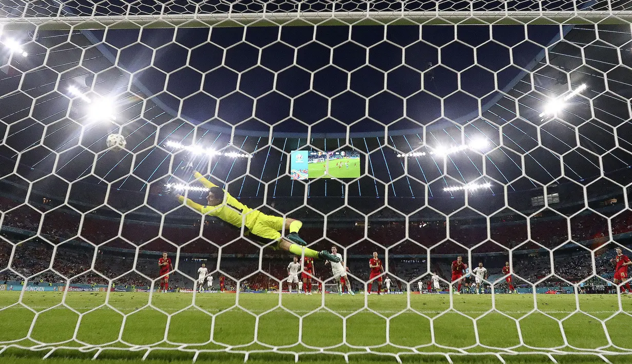 Sebelas menit kemudian, Lorenzo Insigne berhasil gandakan keunggulan Italia. Ia berhasil menyerang lewat sisi pinggir menuju ke tengah dan dengan leluasa melesatkan bola menuju sisi kiri dari tiang gawang. (Foto: AP/Pool/Matthias Schrader)